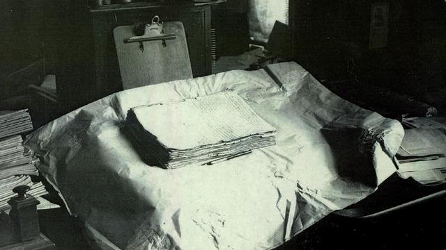 Tässä 1900-luvun alkupuolen valokuvassa näkyy kirjanpainajan käsikirjoitus Mormonin kirjasta.