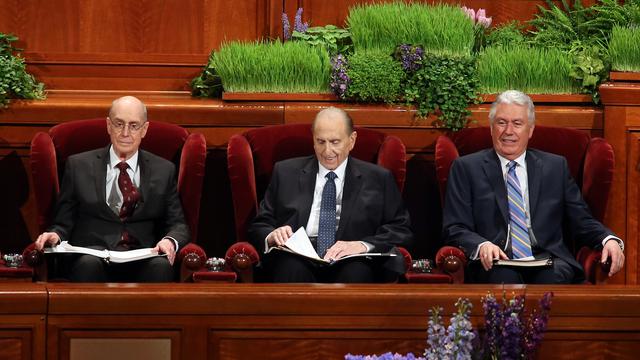 Presidentti Thomas S. Monson, presidentti Henry B. Eyring ja presidentti Dieter F. Uchtdorf ensimmäisestä presidenttikunnasta osallistumassa yleiskonferenssin sunnuntain aamukokoukseen 3. huhtikuuta 2016.