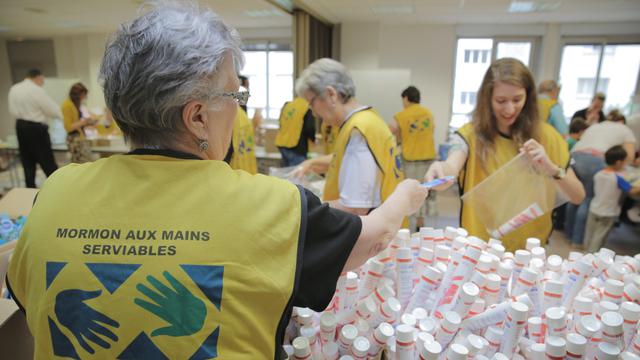 Kirkon jäsenet ja vapaaehtoiset kokoavat Lyonissa hygieniapakkauksia kotinsa menettäneille pakolaisperheille Ranskassa.