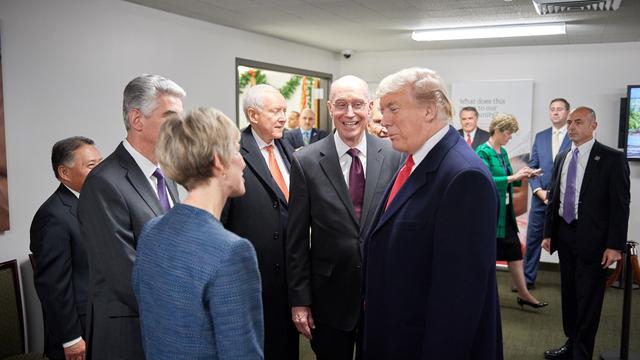 Yhdysvaltain presidentti Donald J. Trump keskustelemassa sisar Jean B. Binghamin, Apuyhdistyksen ylijohtajan kanssa huoltotyöaukiolla maanantaina 4. joulukuuta 2017. Presidentti Trump tapasi myös presidentti Henry B. Eyringin kirkon ensimmäisestä presidenttikunnasta sekä piispa Gérald Caussén johtavasta piispakunnasta. 