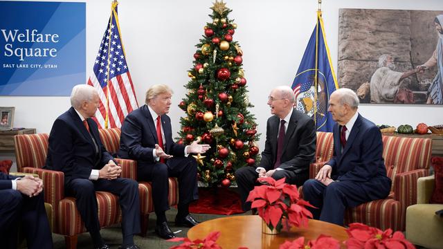 Presidentti Henry B. Eyring kirkon ensimmäisestä presidenttikunnasta ja presidentti Russell M. Nelson kahdentoista apostolin koorumista keskustelemassa Yhdysvaltain presidentin Donald J. Trumpin sekä utahilaisen Yhdysvaltain senaattorin Orrin Hatchin kanssa huoltotyöaukiolla Salt Lake Cityssä 4. joulukuuta 2017. 