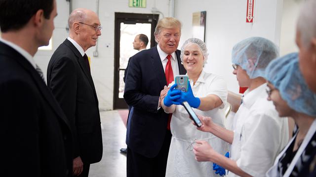 Yhdysvaltain presidentti Donald J. Trump ottamassa selfietä erään huoltotyöaukion työntekijän kanssa Salt Lake Cityssä maanantaina 4. joulukuuta 2017