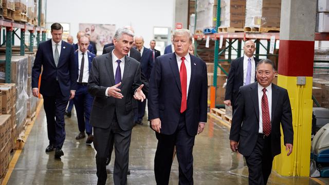 Piispa Gérald Caussé johtavasta piispakunnasta keskustelemassa presidentti Donald J. Trumpin kanssa huoltotyöaukiolla.