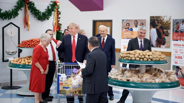 Presidentti Donald J. Trump kiertokäynnillä huoltotyöaukiolla. Presidentille näytettiin, kuinka puutteenalaisia varten tehtävä ruokatilaus täytetään.