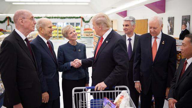 Presidentti Donald J. Trump kättelemässä Apuyhdistyksen ylijohtajaa sisar Jean B. Binghamia. Presidentille näytettiin, kuinka puutteenalaisia varten tehtävä ruokatilaus täytetään.
