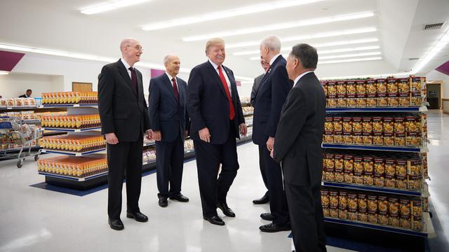 Presidentti Donald J. Trump tapasi Myöhempien Aikojen Pyhien Jeesuksen Kristuksen Kirkon johtohenkilöitä huoltotyöaukiolla.
