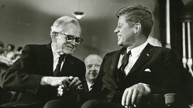 Kirkon presidentti David O. McKay Yhdysvaltain presidentin John F. Kennedyn kanssa tabernaakkelissa syyskuussa 1963.