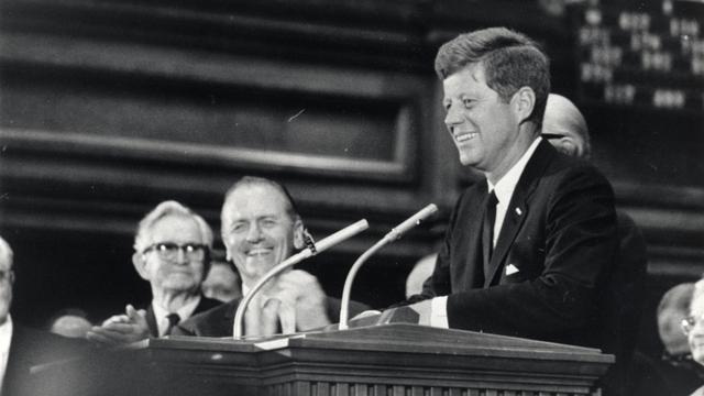 Yhdysvaltain presidentti John F. Kennedy vierailulla tabernaakkelissa syyskuussa 1963. Taustalla kirkon presidentti David O. McKay.