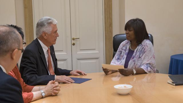 Presidentti Dieter F. Uchtdorf, toinen neuvonantaja Myöhempien Aikojen Pyhien Jeesuksen Kristuksen Kirkon ensimmäisessä presidenttikunnassa, luovutti kirkon puolesta kolmen miljoonan Yhdysvaltain dollarin suuruisen lahjoituksen