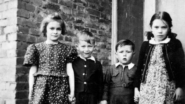 Dieter F. Uchtdorf, toinen oikealta, pitää kiinni vanhemman siskonsa Christel Uchtdorf Ashin kädestä.