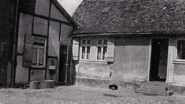 Uchtdorfin perhe asui tämän talon ullakolla vuonna 1952.
