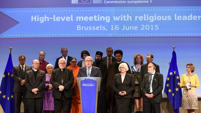 Frans Timmermans, Euroopan komission ensimmäinen varapuheenjohtaja, joka on vastuussa paremmasta sääntelystä, instituutioiden välisistä suhteista, oikeusturvasta ja perusoikeuskirjasta, ottaa vastaan eurooppalaisia uskonnollisia johtajia.