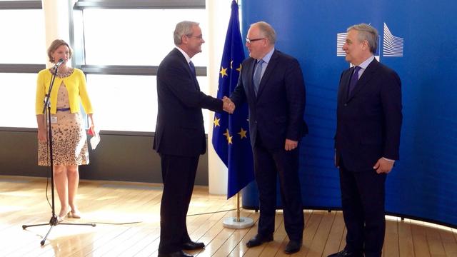 Frans Timmermans, Euroopan komission ensimmäinen varapuheenjohtaja, toivottaa Myöhempien Aikojen Pyhien Jeesuksen Kristuksen Kirkon Euroopan vyöhykkeen johtokuntaan kuuluvan vanhin Patrick Kearonin tervetulleeksi uskonnollisten johtajien tämän vuoden kokoontumiseen