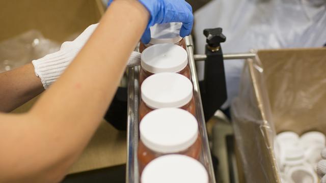 Episkopaalisen kirkon johtajien puolisot, jotka ottivat osaa uskontokuntansa 78. yleiskokoukseen Salt Lake Cityssä, osallistuivat vapaaehtoisina salsan valmistukseen kirkkomme huoltotyöaukiolla.