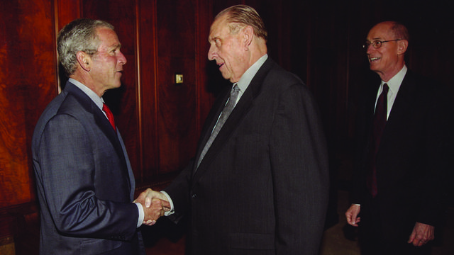 Kirkon presidentti Thomas S. Monson kättelemässä presidentti George W. Bushia tämän vieraillessa kirkon hallintorakennuksessa temppeliaukiolla toukokuussa 2008.