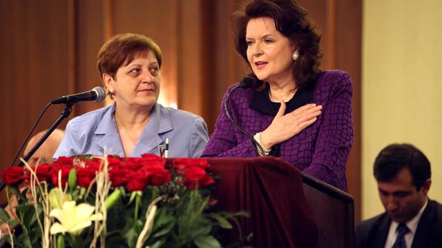 Hasvira Minasaryan toimii tulkkina sisar Wendy Watson Nelsonille tämän puheen aikana
