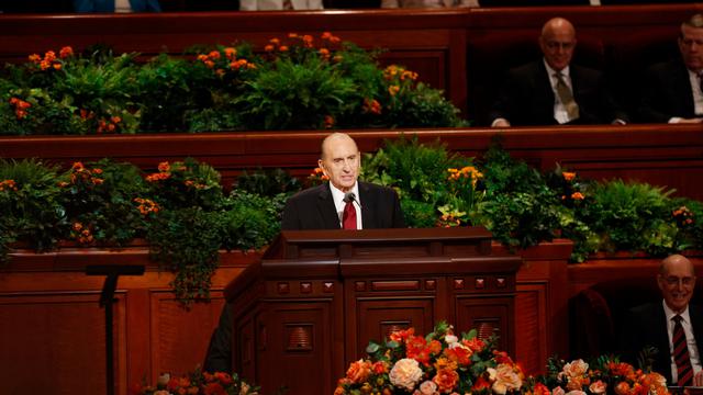 Presidentti Thomas S. Monson esittämässä innoituksen sanomaa yleiskonferenssin sunnuntain aamukokouksessa konferenssikeskuksessa Salt Lake Cityssä 2. lokakuuta 2016.