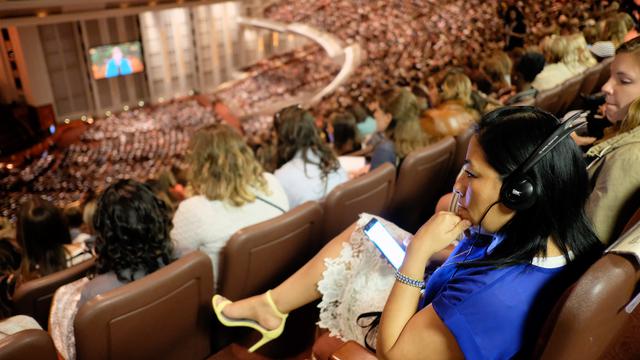 Naisia, nuoria naisia ja 8 vuotta täyttäneitä tyttöjä kokoontuneina konferenssikeskuksessa Salt Lake Cityssä Utahissa pidettyyn 186. puolivuotiskonferenssin yleiseen naisten kokoukseen lauantaina 24. syyskuuta 2016.