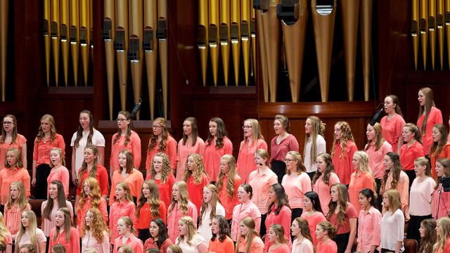 186. puolivuotiskonferenssin yleisen naisten kokouksen musiikista huolehti nuorten naisten kuoro Utahin Ogdenin, Huntsvillen ja Morganin alueen seurakunnista.