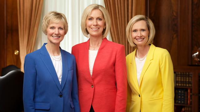 Kirkon Alkeisyhdistyksen ylin johtokunta: Joy D. Jones (keskellä), Jean B. Bingham (vasemmalla) ja Bonnie H. Cordon.