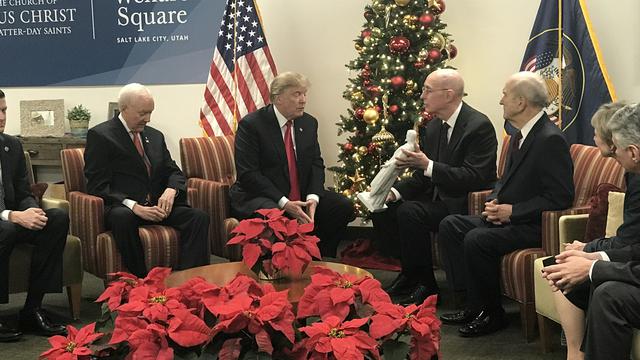 Presidentti Henry B. Eyring ensimmäisestä presidenttikunnasta antaa Yhdysvaltain presidentille Donald J. Trumpille Kristus-patsaan tämän vieraillessa huoltotyöaukiolla Salt Lake Cityssä 4. joulukuuta 2017.
